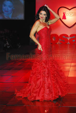 Veronica Varano vestido rojo con volados
